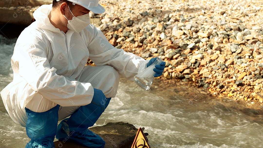 Os ecologistas amostram água contaminada com toxinas perigosas