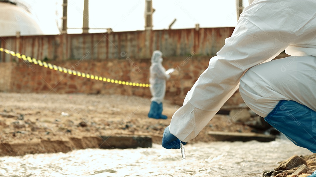 Os ecologistas amostram água contaminada com toxinas perigosas