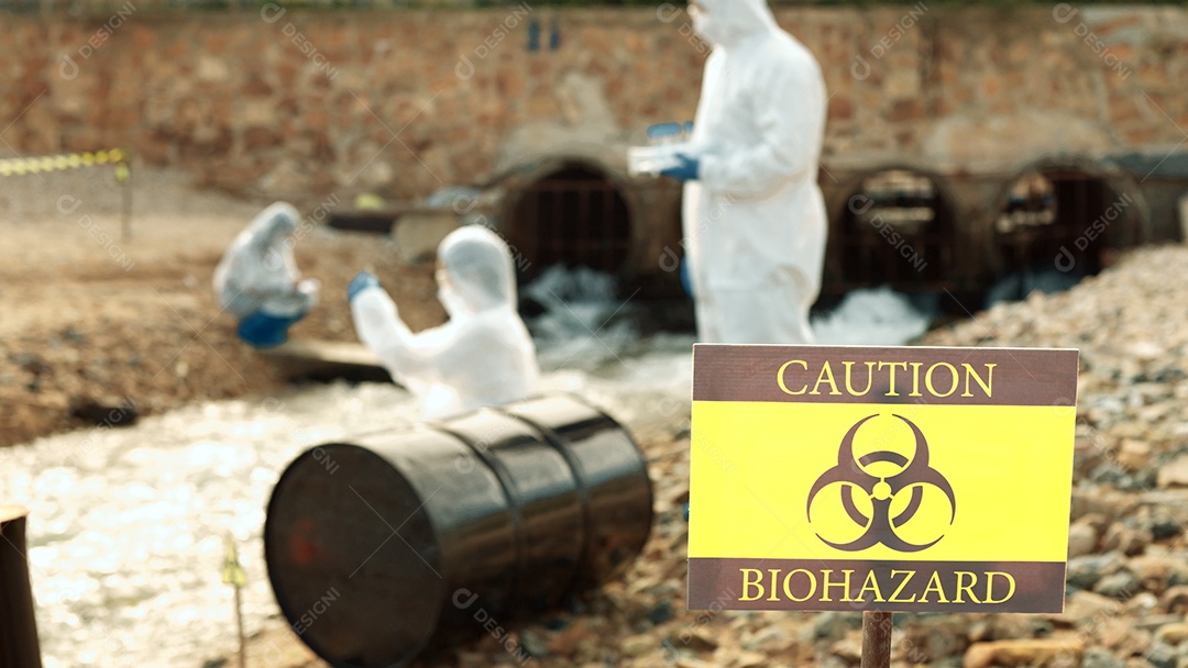 Os ecologistas amostram água contaminada com toxinas perigosas