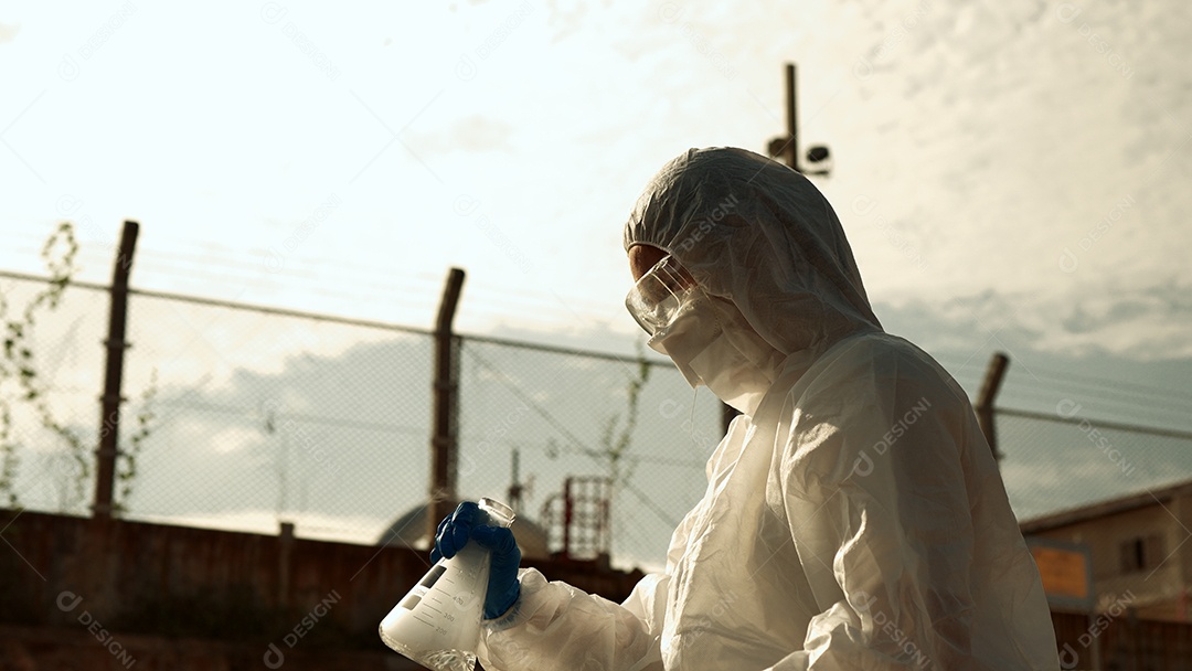 Os ecologistas amostram água contaminada com toxinas perigosas