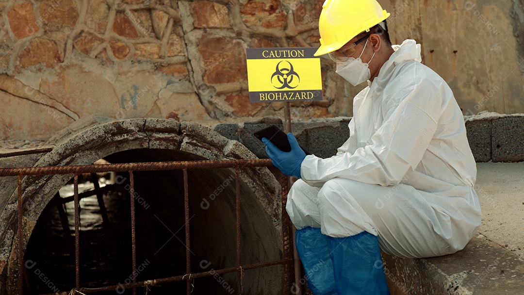 Os ecologistas amostram água contaminada com toxinas perigosas