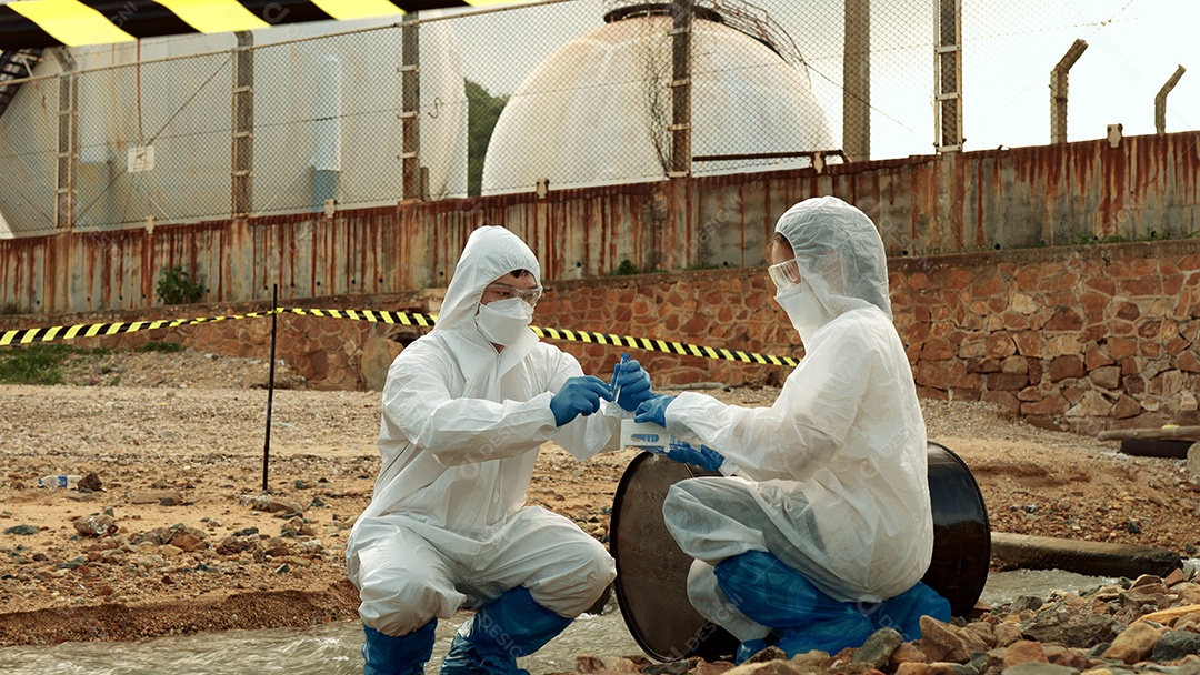 Os ecologistas amostram água contaminada com toxinas perigosas