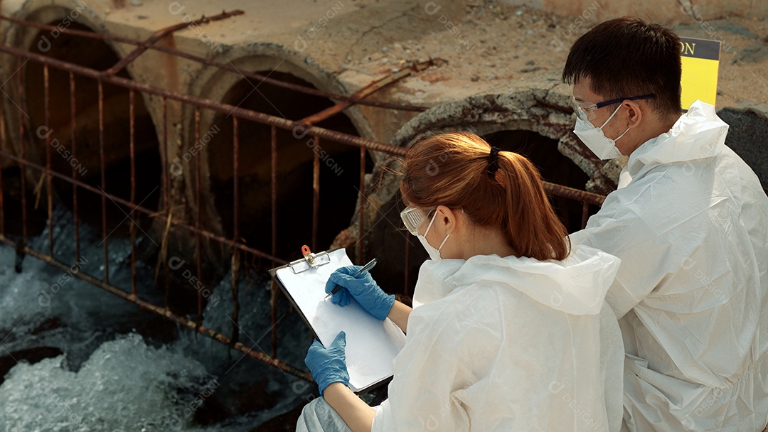 Os ecologistas amostram água contaminada com toxinas perigosas