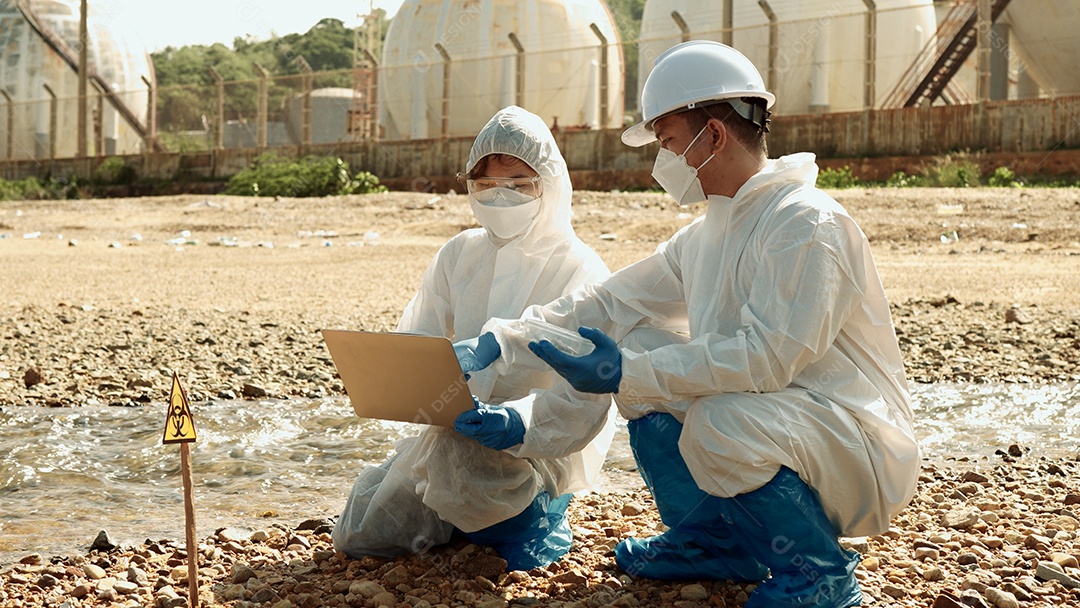 Os ecologistas amostram água contaminada com toxinas perigosas