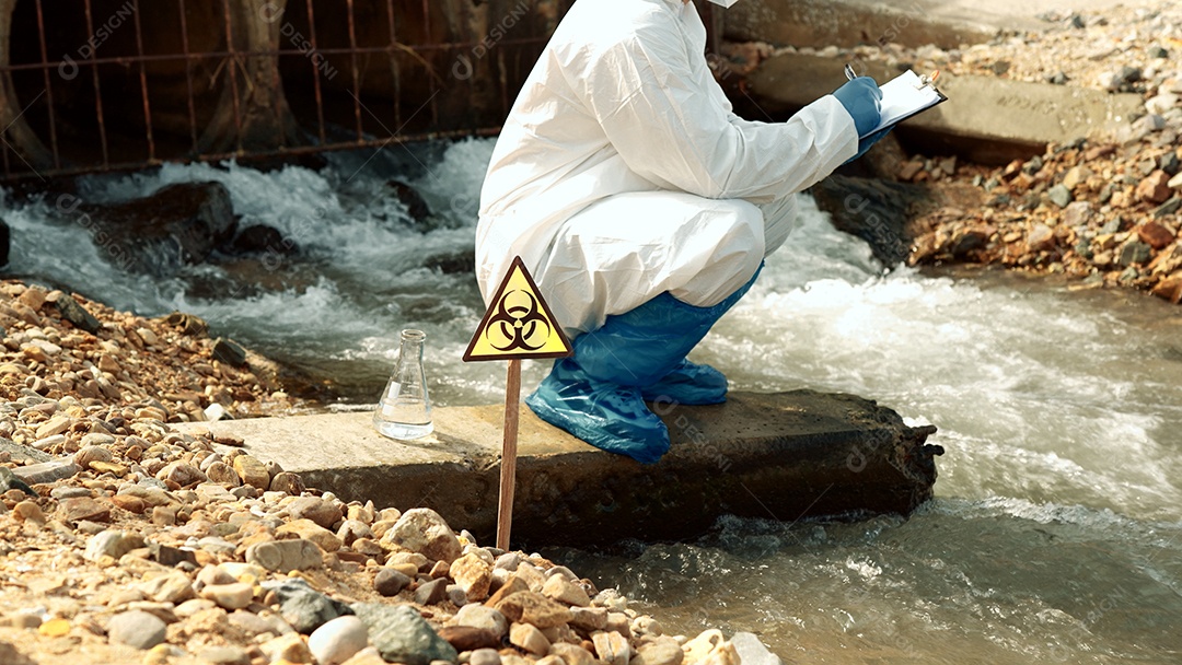 Os ecologistas amostram água contaminada com toxinas perigosas