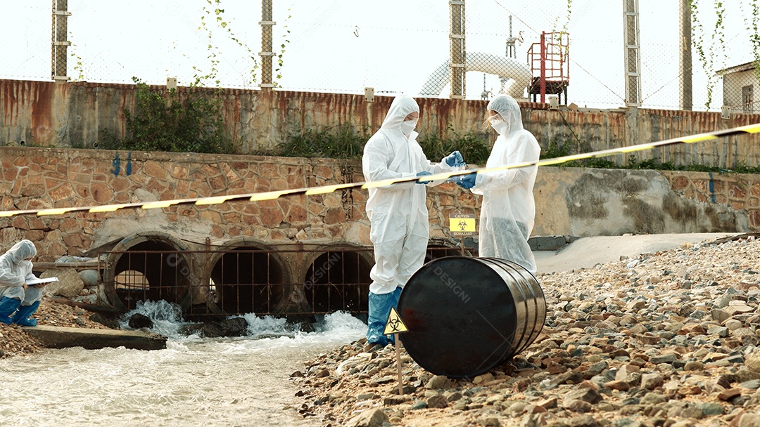 Os ecologistas amostram água contaminada com toxinas perigosas