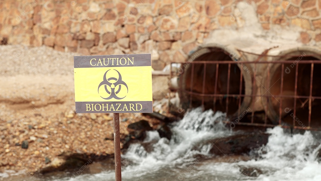 Os ecologistas amostram água contaminada com toxinas perigosas