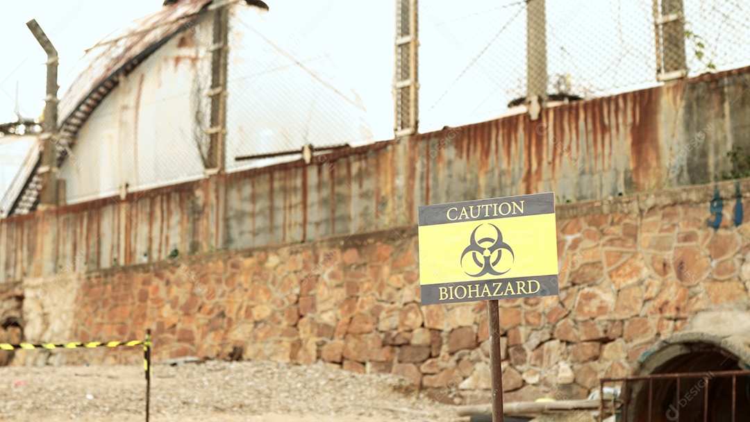 Os ecologistas amostram água contaminada com toxinas perigosas