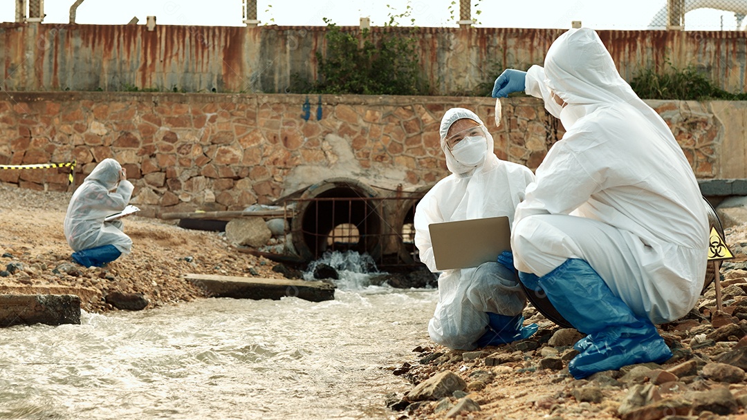 Os ecologistas amostram água contaminada com toxinas perigosas