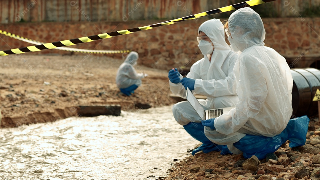 Os ecologistas amostram água contaminada com toxinas perigosas