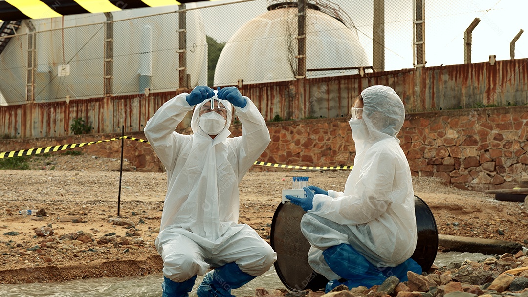 Os ecologistas amostram água contaminada com toxinas perigosas