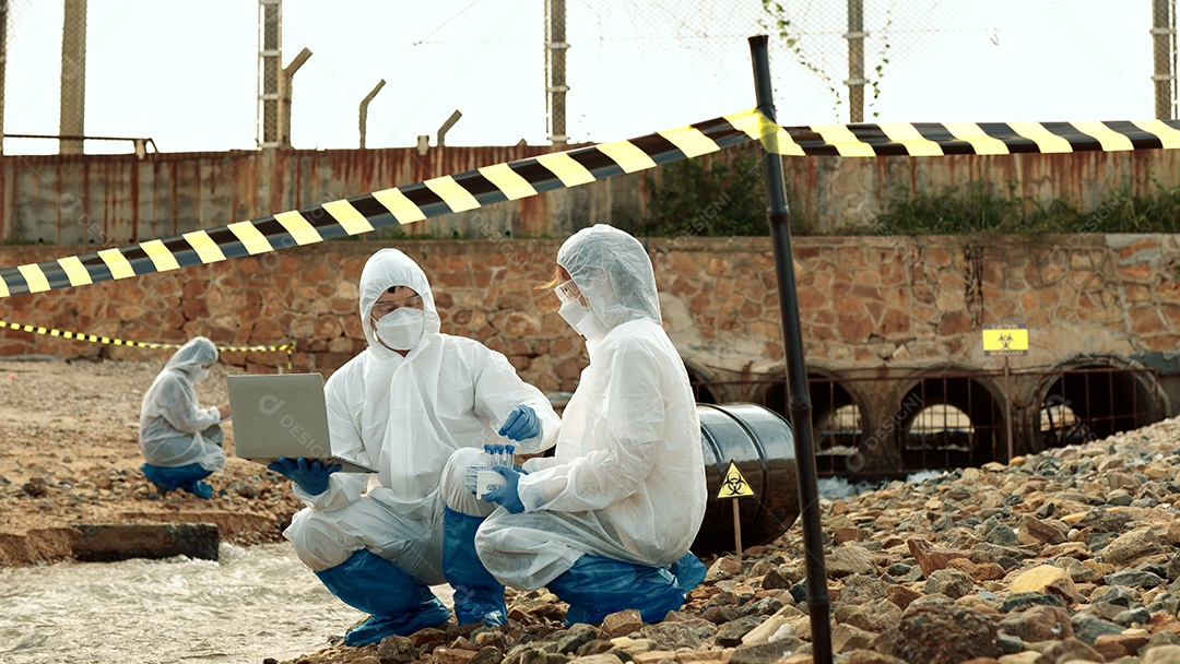 Os ecologistas amostram água contaminada com toxinas perigosas