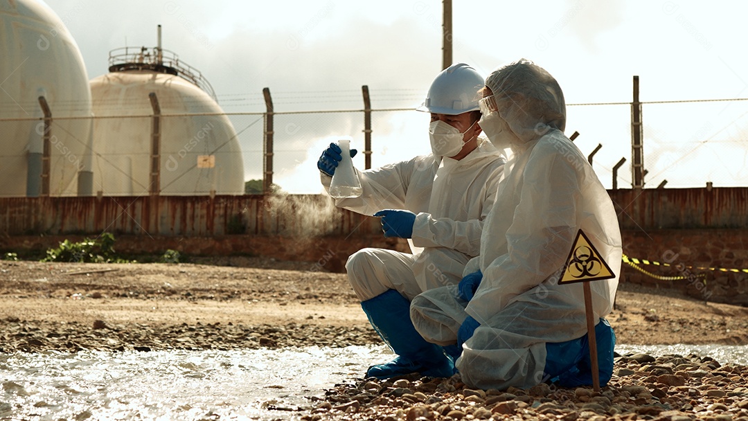 Os ecologistas amostram água contaminada com toxinas perigosas