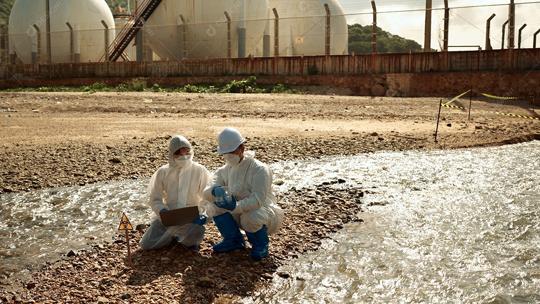 Os ecologistas amostram água contaminada com toxinas perigosas
