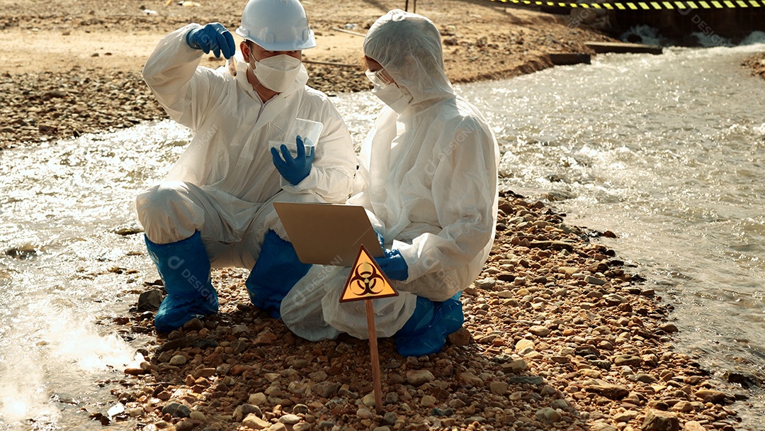 Os ecologistas amostram água contaminada com toxinas perigosas