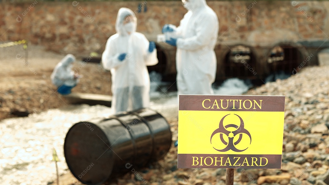 Os ecologistas amostram água contaminada com toxinas perigosas