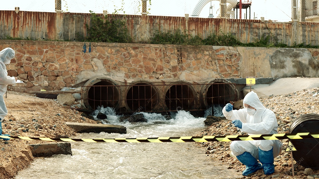 Os ecologistas amostram água contaminada com toxinas perigosas