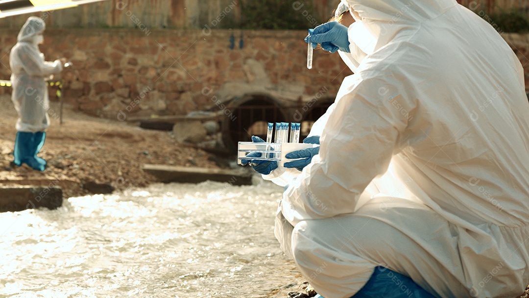 Os ecologistas amostram água contaminada com toxinas perigosas