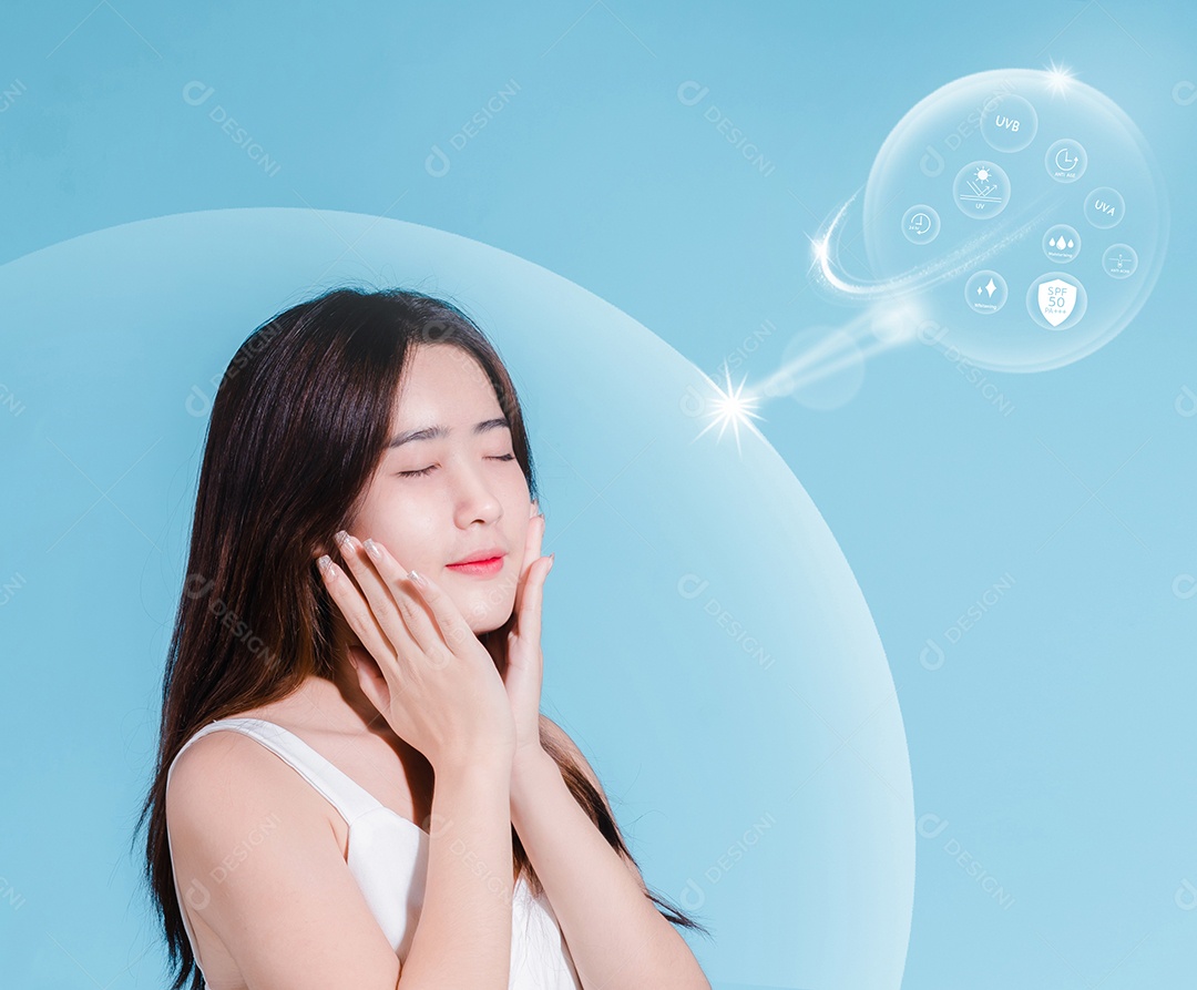 Mulher de beleza asiática sorridente segura protetor solar