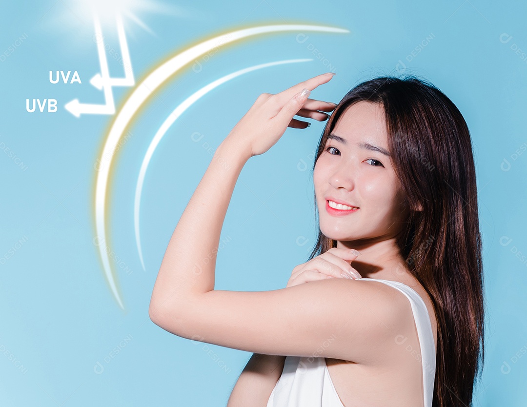 Mulher de beleza asiática sorridente segura protetor solar