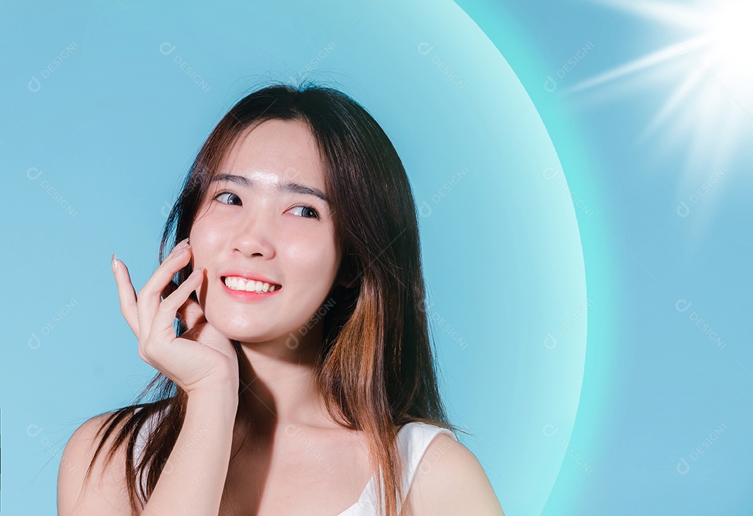 Mulher de beleza asiática sorridente segura protetor solar com proteção solar