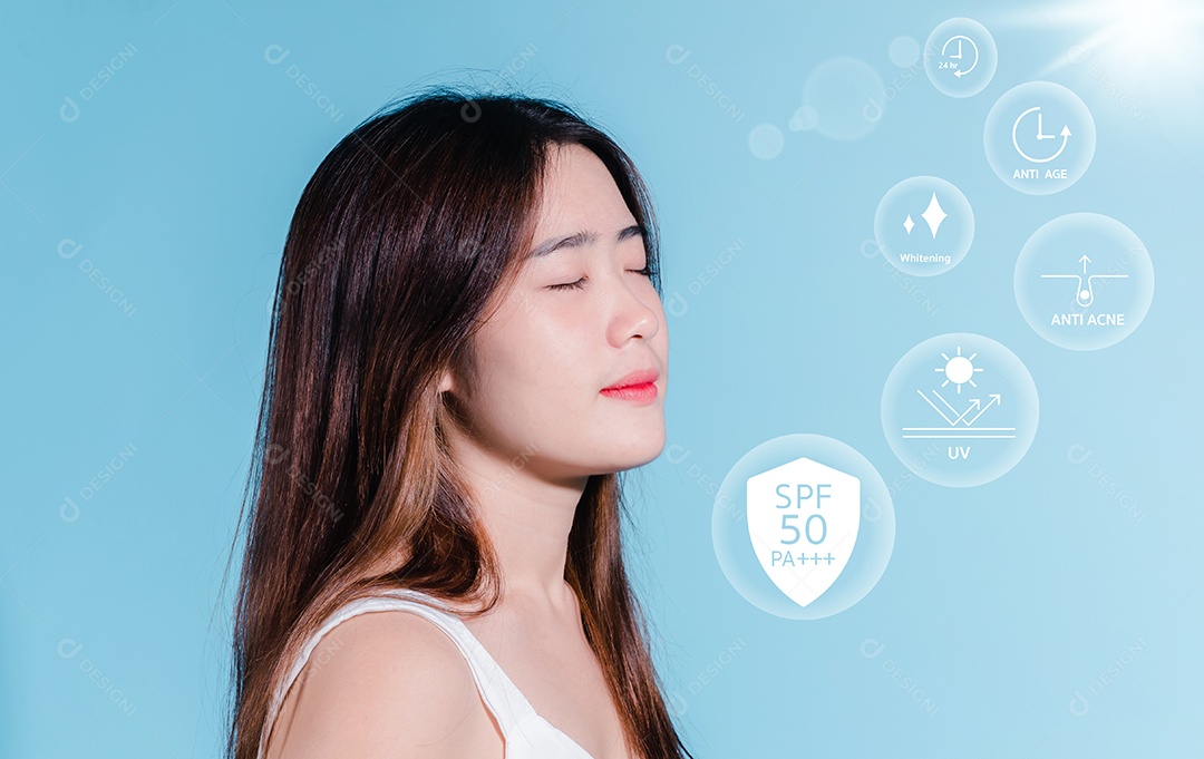 Mulher de beleza asiática encantadora segura protetor solar com proteção solar