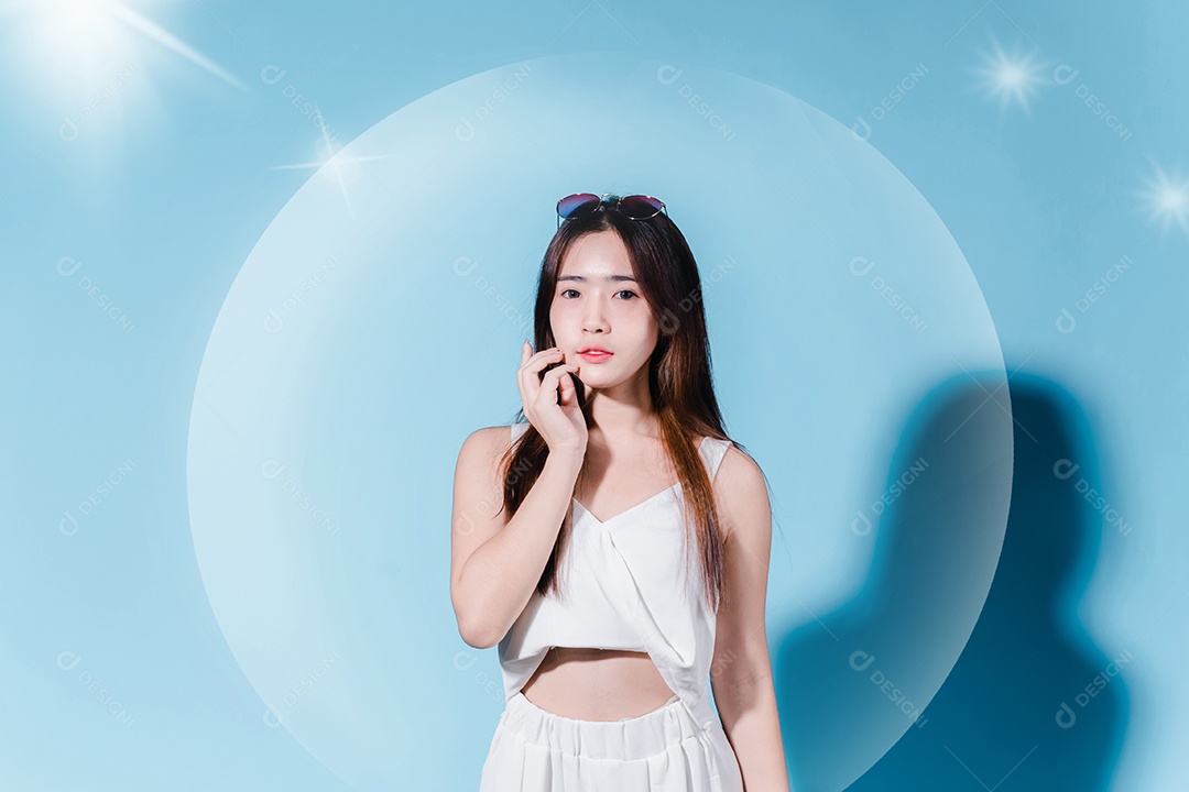 Mulher de beleza asiática encantadora segura protetor solar com proteção solar