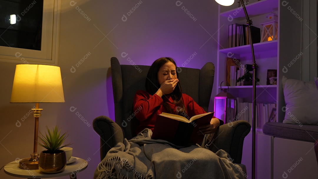 Estressada jovem asiática sentada trabalhando horas extras fazendo negócios tardios no escritório à noite