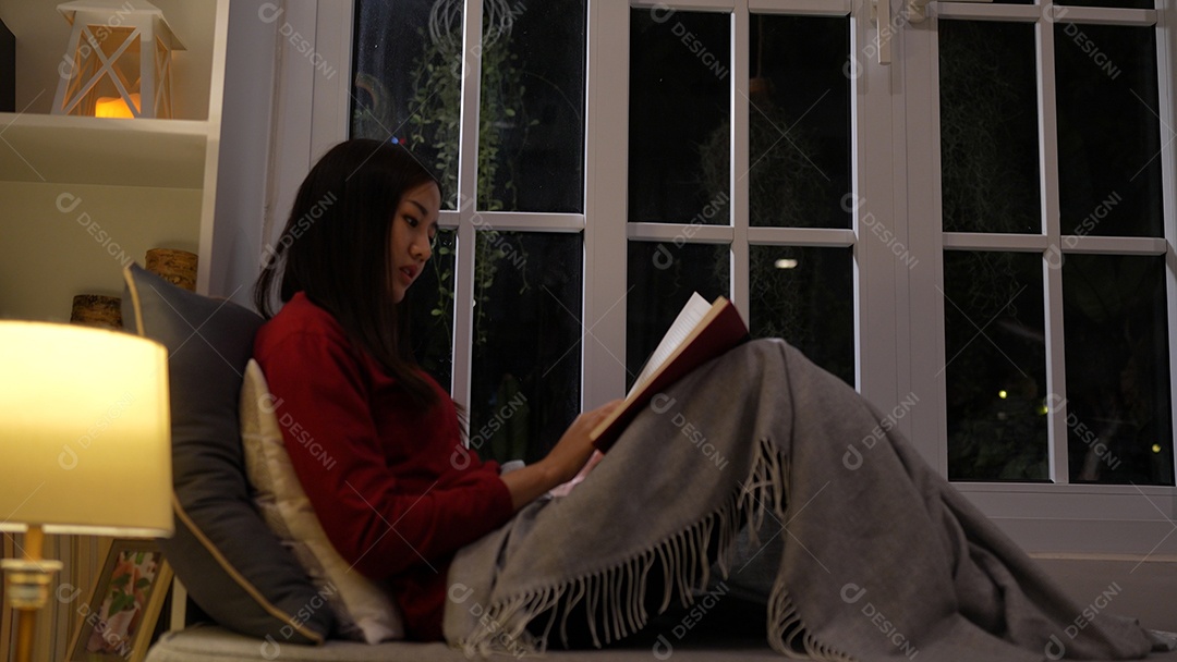 Estressada jovem asiática sentada trabalhando horas extras fazendo negócios tardios no escritório à noite