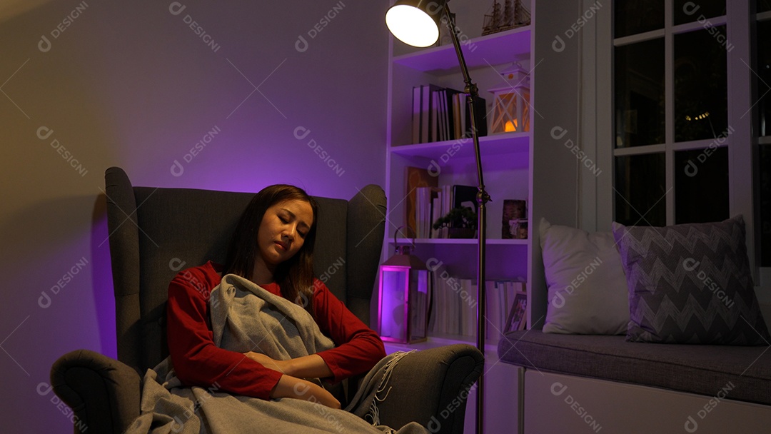 Jovem cansada dormindo na poltrona depois de trabalhar