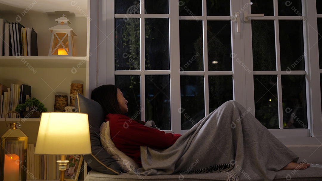 Jovem asiática cansada após trabalho noturno