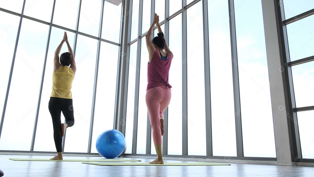 Mulheres asiáticas está praticando poses de ioga