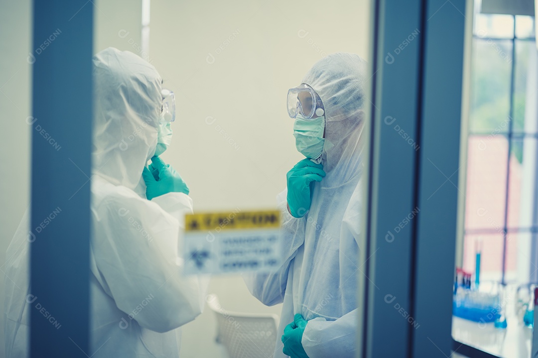 Cientistas falando e usando óculos de proteção