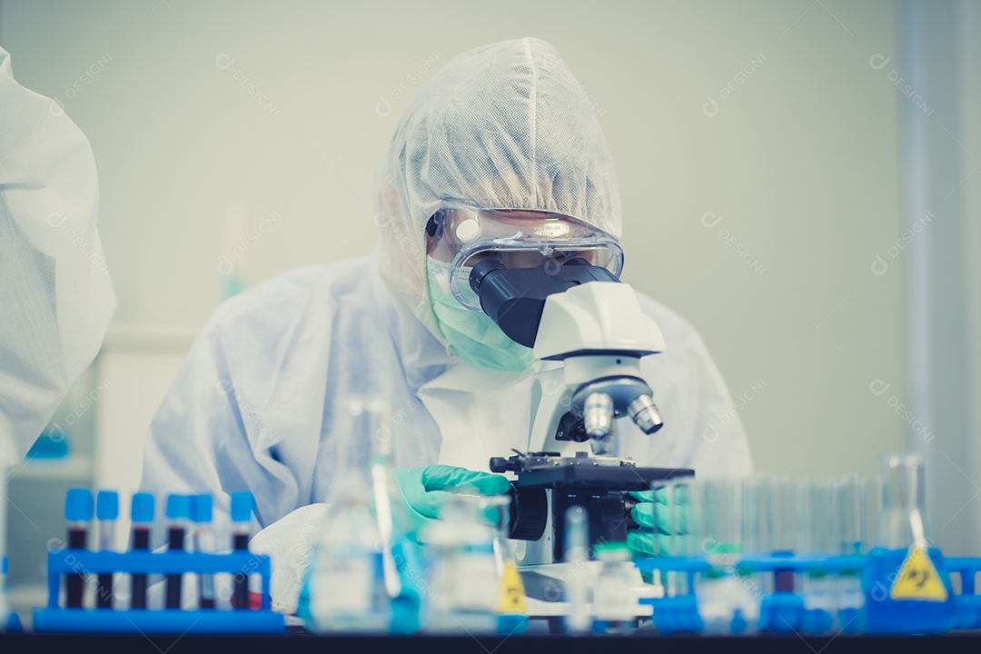 Cientistas falando e usando óculos de proteção