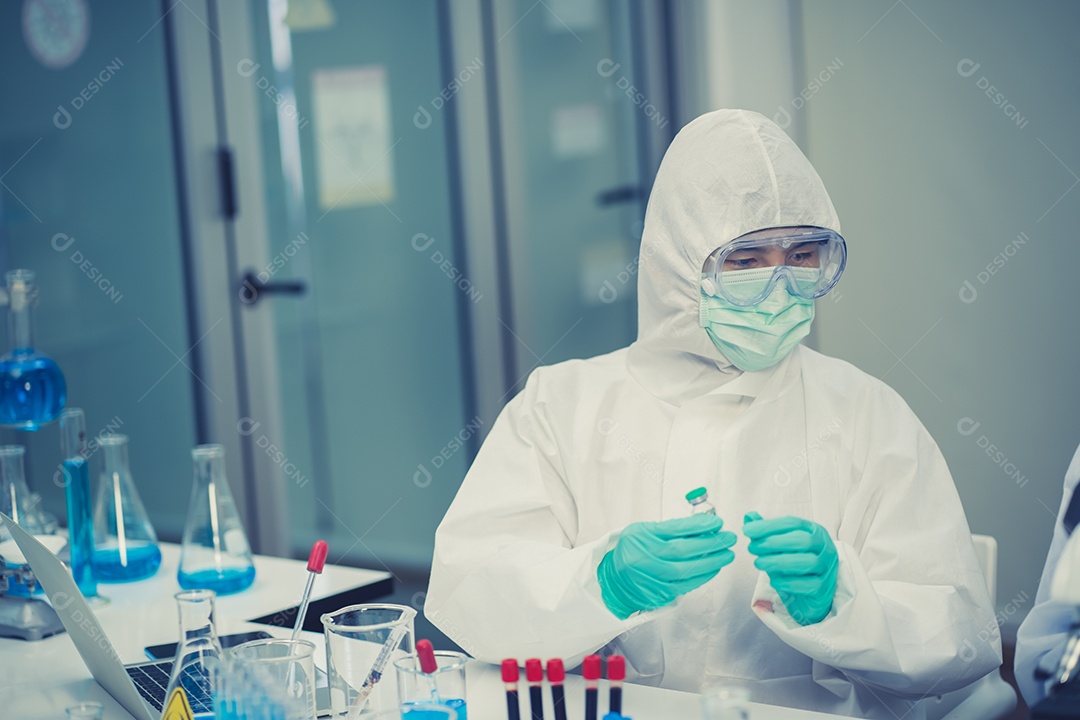 Cientistas falando e usando óculos de proteção