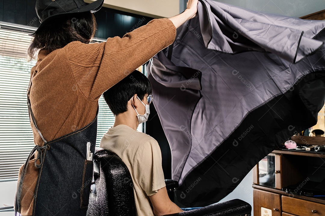 Corte de cabelo Ásia Barber cliente com máscara facial protetora