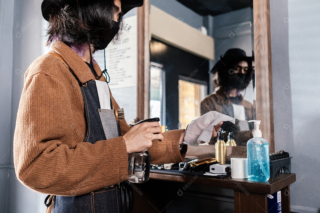 Corte de cabelo Ásia Barber cliente com máscara facial protetora