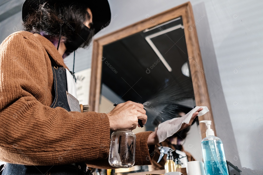 Corte de cabelo Ásia Barber cliente com máscara facial protetora