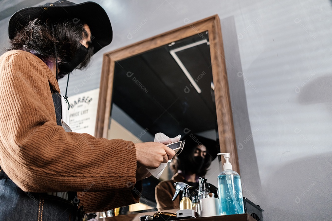 Corte de cabelo Ásia Barber cliente com máscara facial protetora