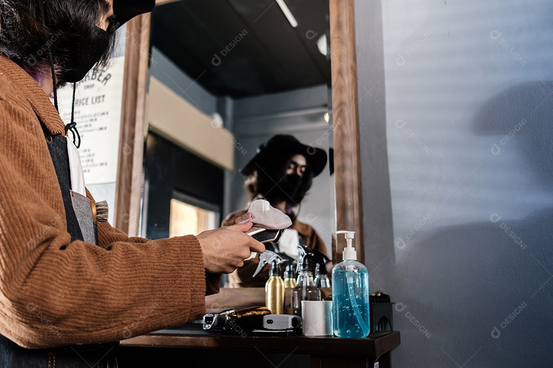 Corte de cabelo Ásia Barber cliente com máscara facial protetora