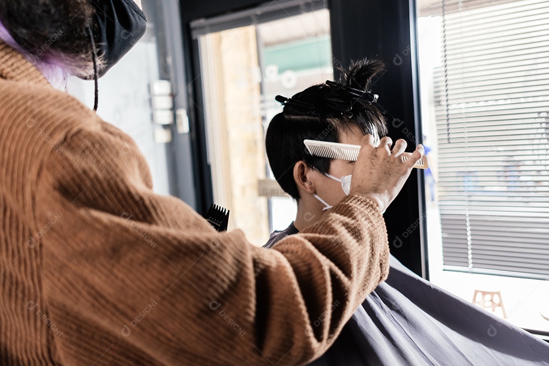Corte de cabelo Ásia Barber cliente com máscara facial protetora