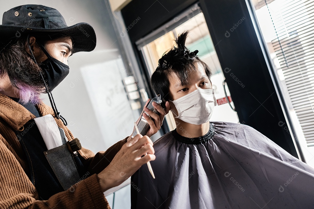 Corte de cabelo Ásia Barber cliente com máscara facial protetora