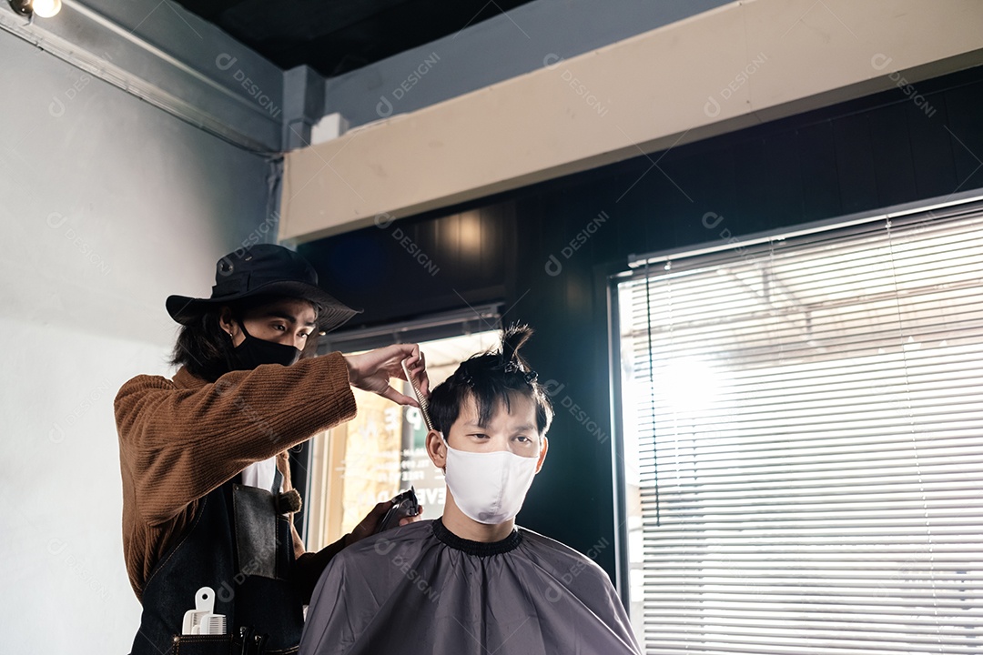 Corte de cabelo Ásia Barber cliente com máscara facial protetora