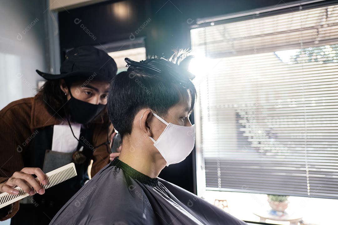 Corte de cabelo Ásia Barber cliente com máscara facial protetora