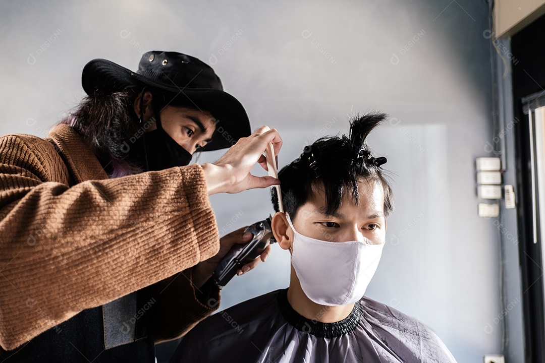 Corte de cabelo Ásia Barber cliente com máscara facial protetora
