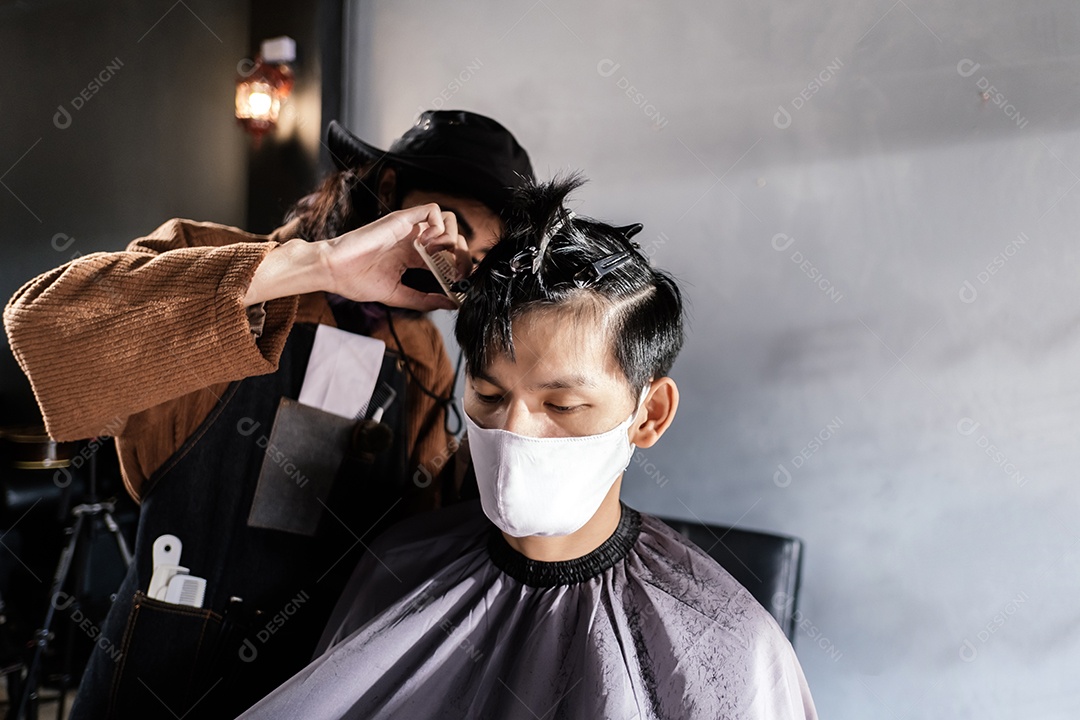 Corte de cabelo Ásia Barber cliente com máscara facial protetora