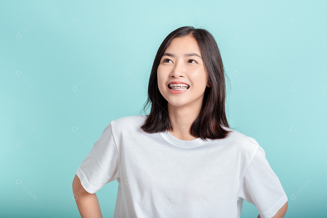 Aparelho dentário de jovem asiática usando aparelho