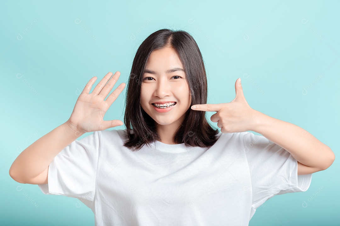 Aparelho dentário de jovem asiática usando aparelho