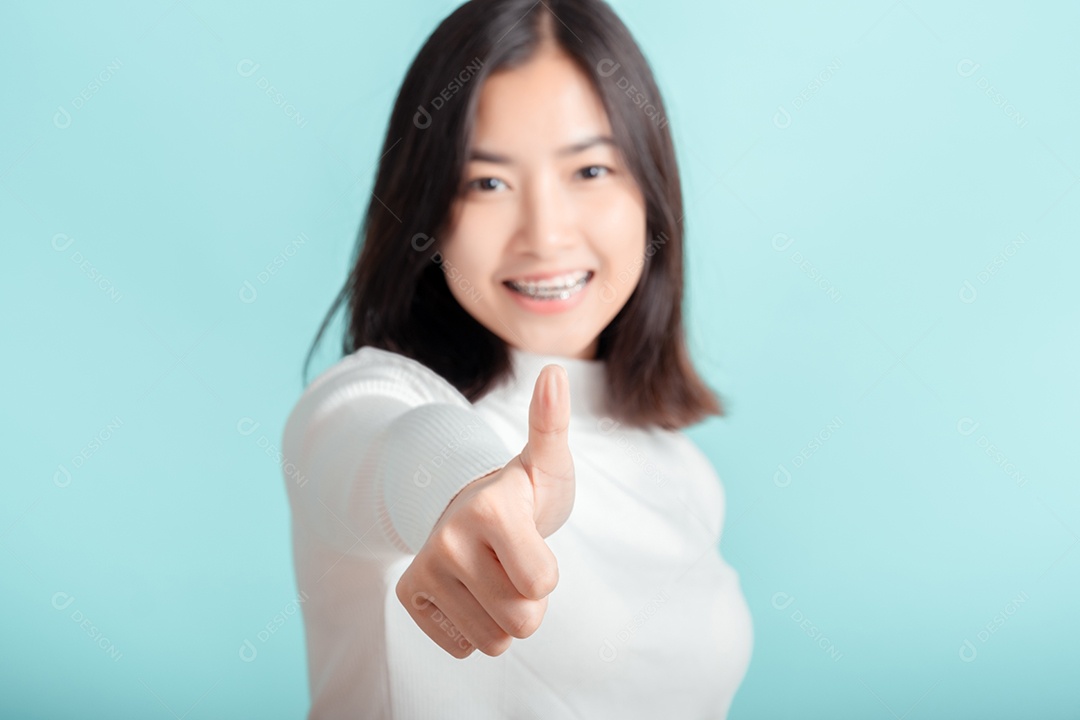 O aparelho dentário da jovem mulher asiática usando aparelho