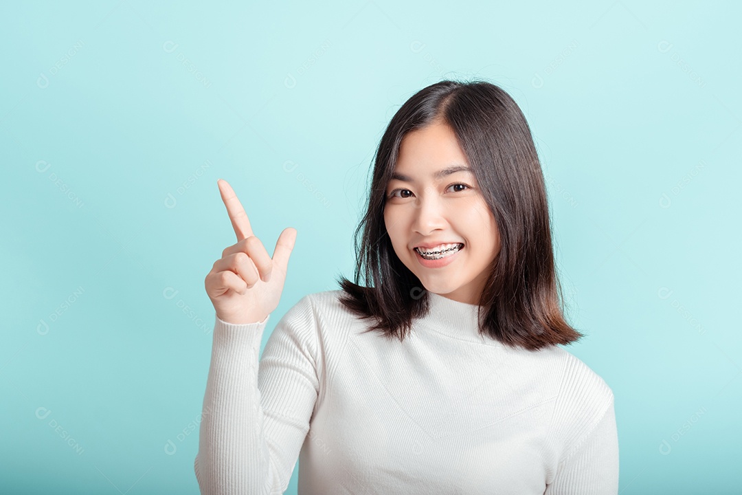 Aparelho dentário de jovem asiática usando aparelho